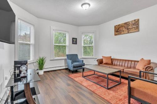 Hartford Apartment | Inviting Frog Hollow Red Door Loft - Family Friendly Retreat