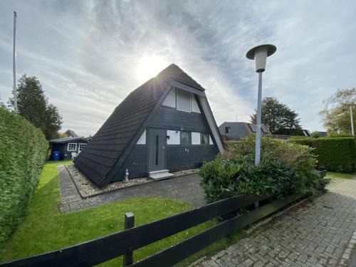 Nordseebad Burhave House | Family-Friendly Frog Prince Modern Retreat with Kitchen Access