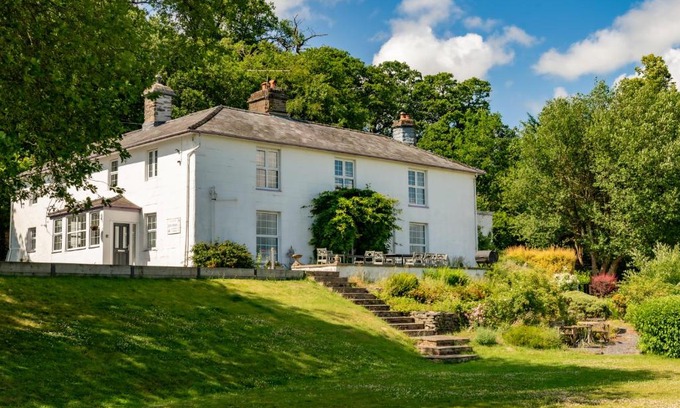 Bala House | Discover Fron Dderw: 4-Star Pet and Child-Friendly Retreat
