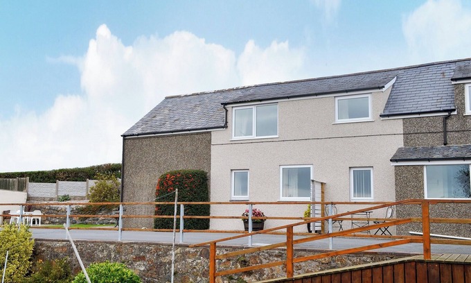 Rhyd-y-clafdy Cottage | Exceptional 3 Bedroom Stay in Abererch with Ocean View