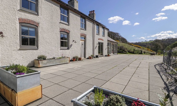 Abergele Cottage | Cozy FRON GOCH FARM: Pet-Friendly Escape in Llanfair Talhaiarn