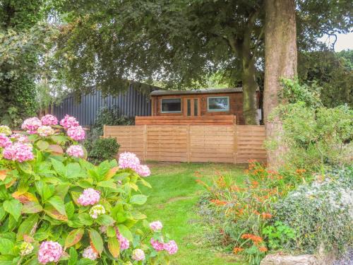 Pentraeth House | Cozy Frongoch Shepherd's Hut – 4-Star Guest Rated Retreat