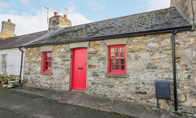 Newport Cottage | Family-Friendly FRONDEG with Ocean Views & Garden in Newport