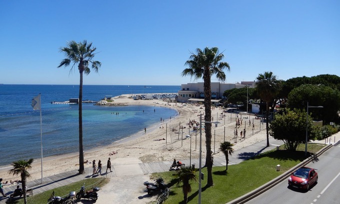Bandol Apartment | Oceanfront Retreat: Guest Rated 9.8 with Pool & Parking