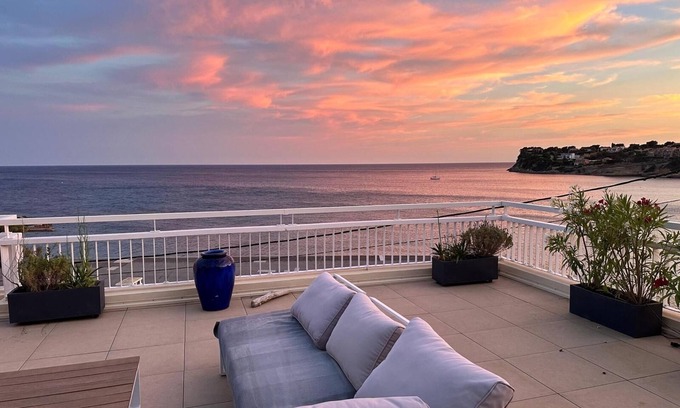 Carry-le-Rouet Apartment | Oceanfront Retreat: 50m to Beach with Spacious Terrace