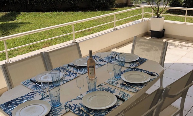 Frejus Plage Apartment | FRONT DE MER: T2 (STANDING residence)GARAGE, CLIM, WIFI