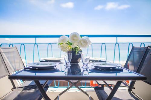 Juan-les-Pins Apartment | Oceanfront Haven with Panoramic Views & Secure Parking
