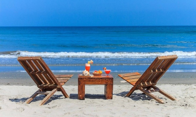 Zona Norte Ski Chalet | Beachfront House Perfect for Groups with Ocean Views