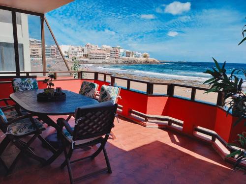 Melenara Apartment | Beachfront Retreat with Fantastic Terrace & Ocean Views