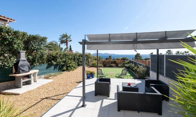 Carqueiranne House | Unforgettable Villa Terrace with Barbecue in La Californie