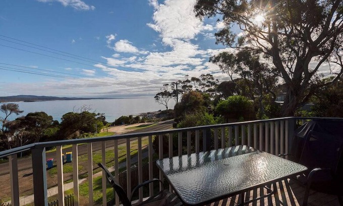 Binalong Bay House | Prime Beachfront Getaway with Kitchen Amenities - 9/10 Rated