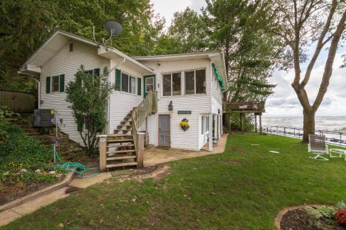 Covert House | Scenic Lake Michigan Views with Hot Tub and Family-Friendly Fun