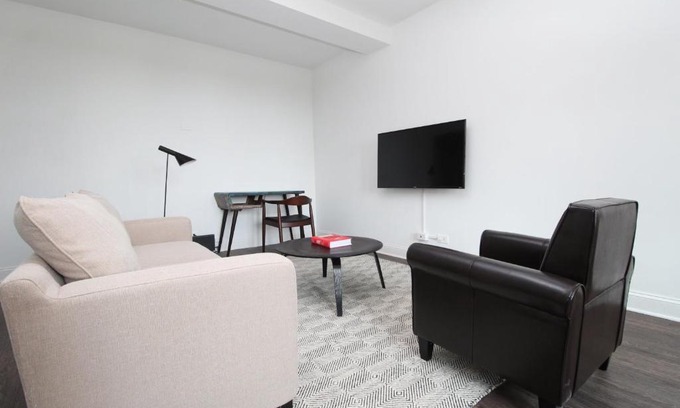 East Hyde Park Apartment | Cozy 1BR Apartment with Ocean View near Garden of Phoenix