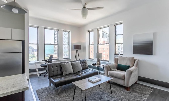 East Hyde Park Apartment | Cozy 2 BR Apt Near Harold Washington Park with Ocean View