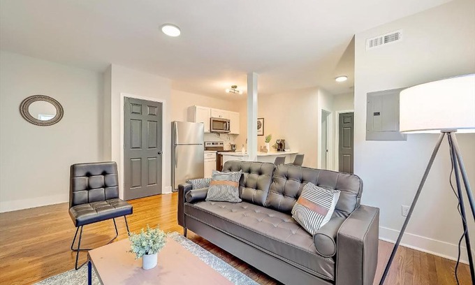 East Walnut HIlls Apartment | Child-Friendly FRONTDESK 2622 Victory Pkwy: Guest Rated 9/10