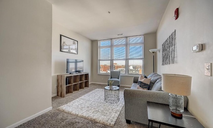 Downtown Indianapolis Apartment | Modern Frontdesk 707 North Apts in Downtown Indy