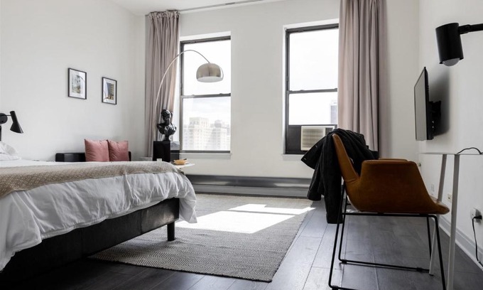 East Hyde Park Apartment | Stylish 1 BR Apartment Steps from 57th Street Beach