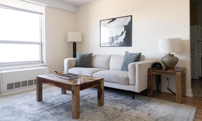 Ravenswood Apartment | Cozy 1 BR Apt in Ravenswood with Wheelchair Access