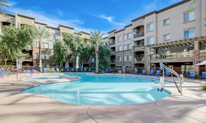 Desert Ridge Apartment | Relaxing Frontdesk Montreux Apts with Pool & Hot Tub