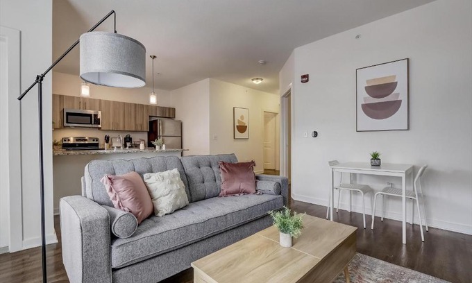 River Market Apartment | Family-Friendly FRONTDESK RM West Apts in River Market