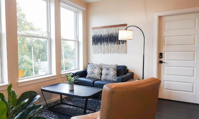 Louisville Apartment | Convenient Stay at FRONTDESK The Marshall Campus Apts