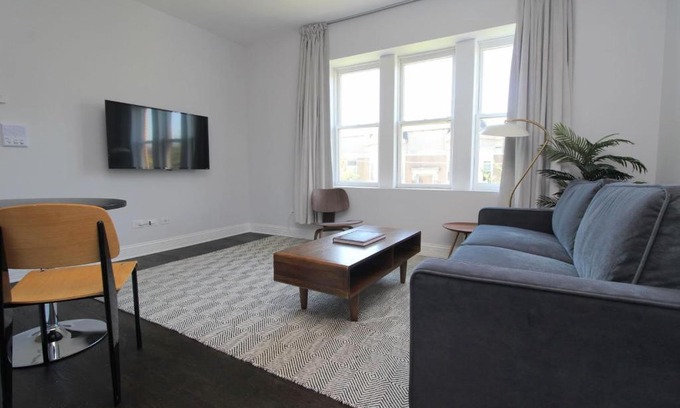 Ukrainian Village Apartment | Convenient 2 BR Apartment with Full Kitchen Accessibility