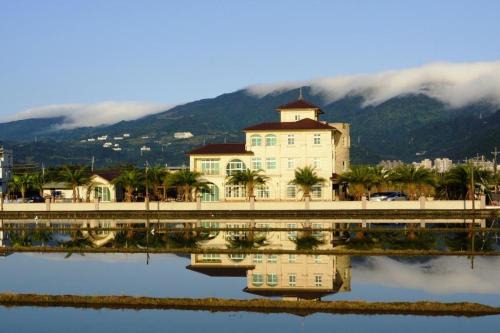 Jiaoxi House | Family-Friendly Retreat at Frontenac IIan – Rated 8/10