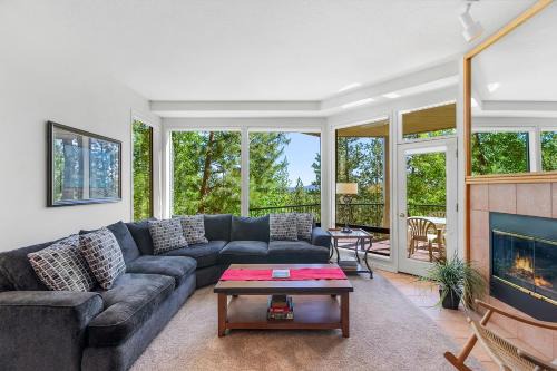 Century West Apartment | Cozy Frosty Summit Condo at Mount Bachelor Village Resort