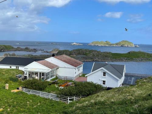 Straumsjoen House | Oceanfront Frugga Feriehus: Family-Friendly Retreat