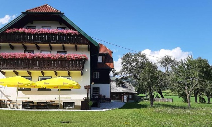 Sankt Peter am Kammersberg Bed & Breakfast | Discover Fruhstuckspension Bischof: Breakfast & Family Fun