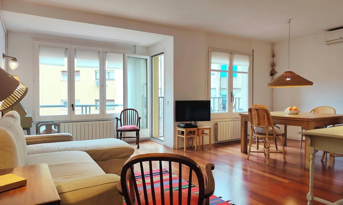 La Nova Esquerra de l'Eixample Apartment | Ideal 2-Bedroom Apartment Near Hospital Clinic with Spa