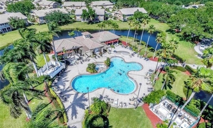 Cypress Lake Condo | Relaxing Ft Myers Retreat with Ocean Views and Spa Access
