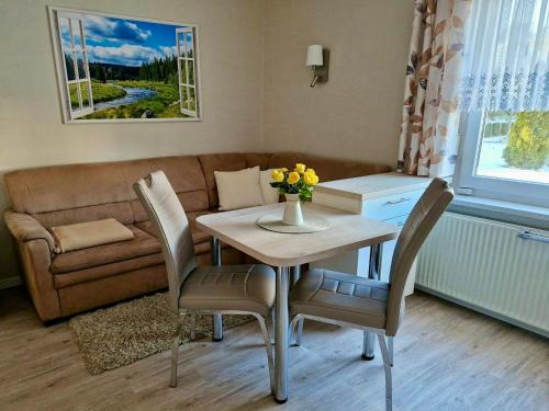 Schoeneberg b. Angermuende Apartment | Fuchsbau: Family-Friendly Retreat with Kitchen Amenities