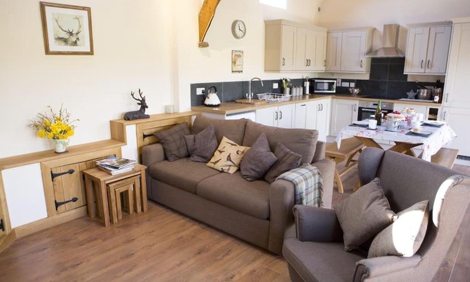 Monmouth House | Delightful Fuesli Lodge with Hot Tub at Harrys Cottages
