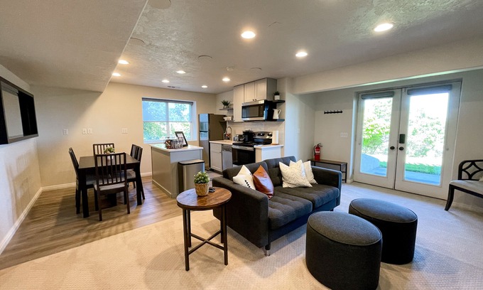 Draper Apartment | Inviting 2 BR Ocean View Retreat with Spa & Breakfast