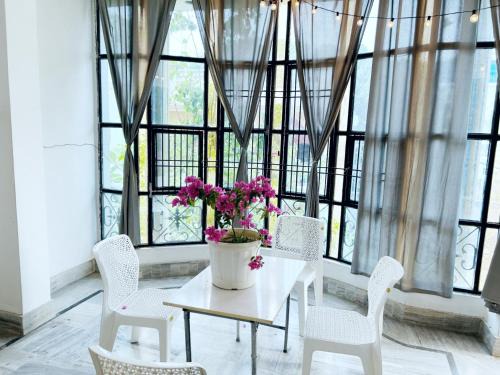 Sarnath Apartment | Cozy 2BHK with Kitchen, Pet and Child Friendly Near Temple
