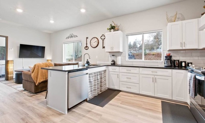 South Perry District Apartment | Accessible 2 Bed, 2 Bath Unit with Breakfast Near Downtown