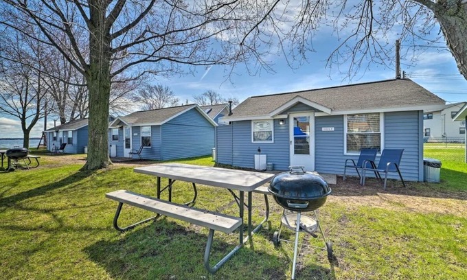 Houghton Lake Cabin | Pet-Friendly Cabin Just Steps from the Lake & Ocean Views