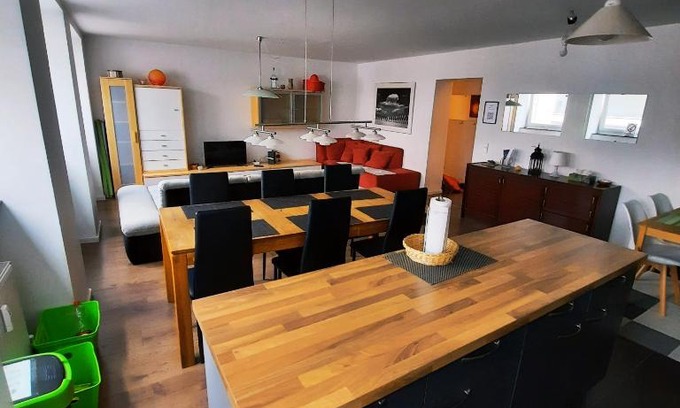 Nauwieser Viertel Apartment | Spacious 3-Bedroom Flat in Saarbrucken Center for Groups