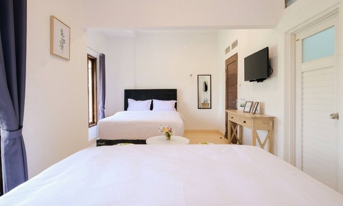 Depok House | Cozy 6 BR Retreat with Private Pool near Maguwoharjo Stadium