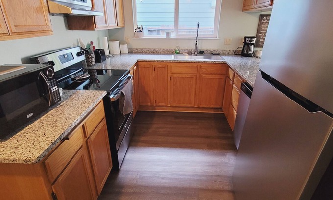 Grants Pass House | Inviting Full House: Fenced Yard, Wi-Fi & Dog-Friendly!