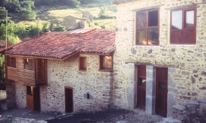 Cuevas de Vinayo Cottage | Ideal Retreat for 4 with Kitchen & Spa Amenities