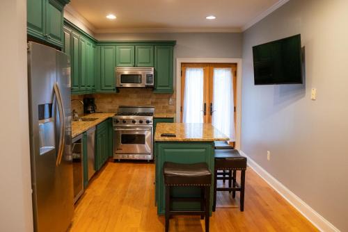 Southwark Apartment | Art Lover's Retreat - Full House in Society Hill