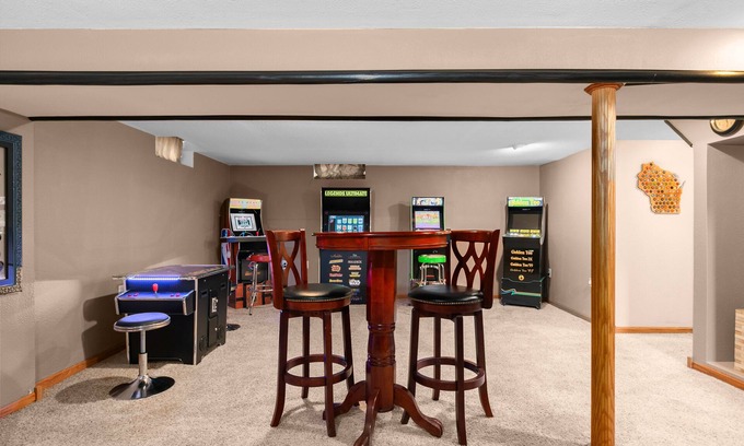 Appleton House | Ideal Family Retreat with Game Room in Tranquil Neighborhood