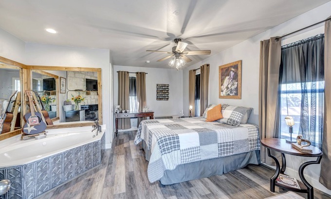 Fredericksburg Bed & Breakfast | Inviting Full Moon Inn B&B: Guest Rated 9.8 with Pool & Spa