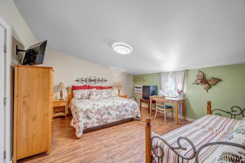 Fredericksburg Bed & Breakfast | Inviting Full Moon Inn: Family-Friendly with Hot Tub Access