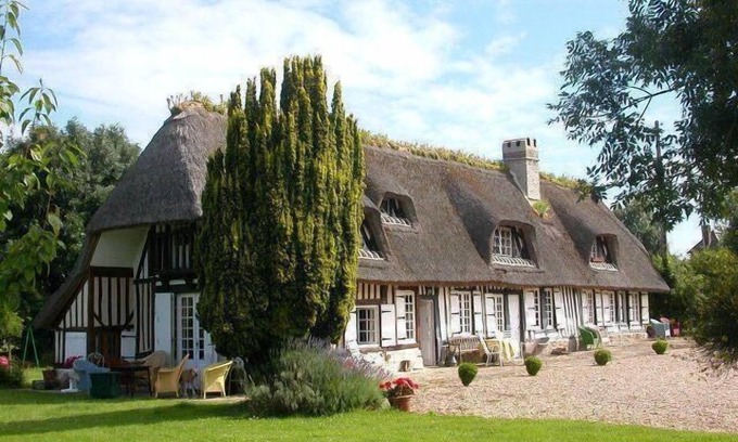 Honfleur House | Authentic Cottage Getaway in Honfleur with Ocean View