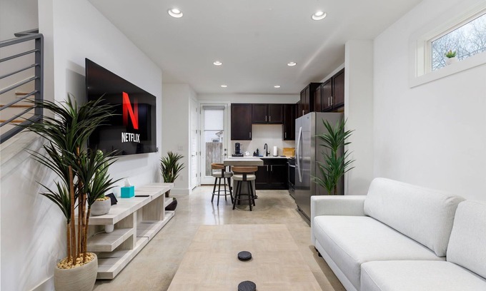 Southhampton Hills House | Ideal Space for Relaxing, Working & Playing with Pets