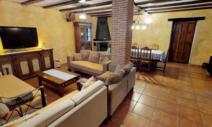 Villanueva de Arriba Cottage | Inviting Full Rental Cottage with Scenic Lake Views