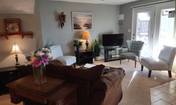 Goode Apartment | Top-Rated Apartment Near LU with Spa and Breakfast Options